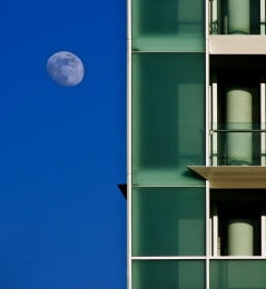 The moon and the building 