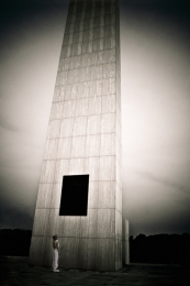 Little girl and obelisk_ 