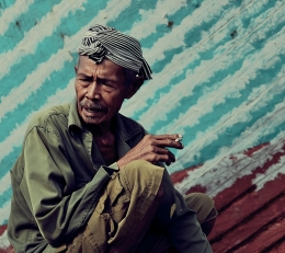 cigarette smoking oldman 