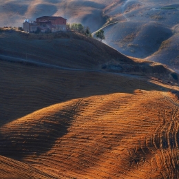 Chromatic contrasts of the Tuscan countryside 