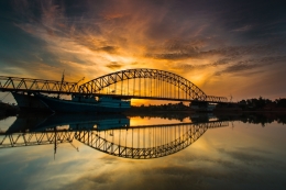 Reflexion of the bridge in the morning breeze 