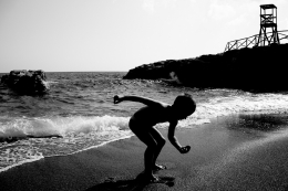 Enfant jouant sur la plage 