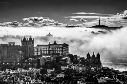 Sé do Porto e nevoeiro sobre o rio Douro 