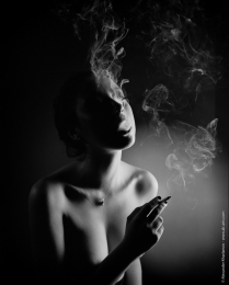 The nude and the Smoke 