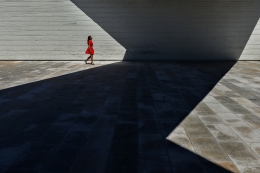 Vestido vermelho para travessia e silêncio 