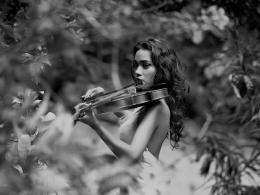 playing violin 