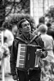 street accordion player 