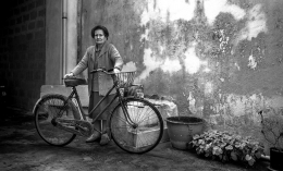 Donna con bicicletta 