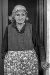 Donna anziana sull'uscio di casa 