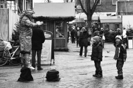 The living statue and the children 