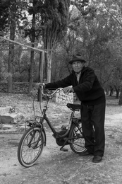 uomo con bicicletta 