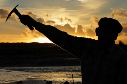 Shellfish catcher of Ria de Alvor 