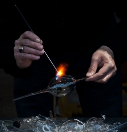 The hands of the glass worker 