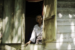 nenek di desa 