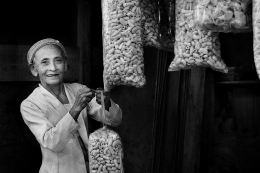 crackers seller 