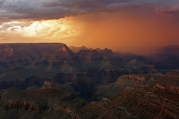 Atardecer tormentoso en el Gran Cañón 