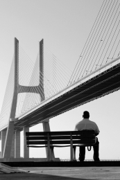 Com os pés bem assentes na ponte_ 