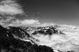 Peaks above the clouds 