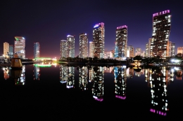 Reflection of Incheon Central Park  