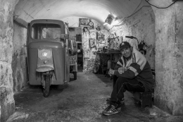 en attente d'un velomoteur de réparer 