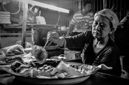 Cucur cake seller 