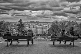 Bancos de jardim com Paris ao fundo 