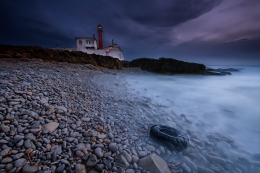 The tire and the lghthouse 