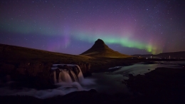 Dancing lights above the mountain 