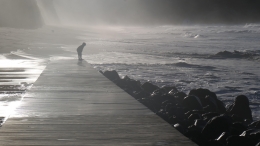 Açores, o menino e o mar tempestuoso .  