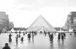 Pirâmides-Louvre-Paris 