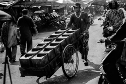 water sellers in traditional markets 