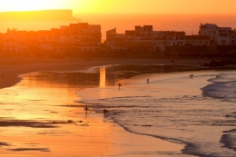 SURFERS IN GOLDEN BEACH 