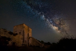 The old farmhouse and the Milky Way 