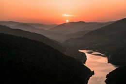 SUNRISE IN THE DOURO 