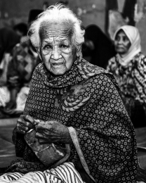 Nenek di Kemp pengungsi  