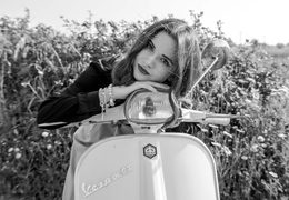 ragazza su vespa 