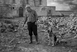 L'uomo, il suo bastone e il suo cane 