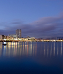 A Cidade à Noite na Ilha  