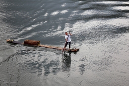 Seller on the river Li 