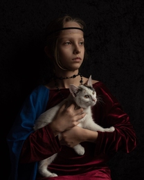 Lady with a cat 