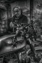 con la sua Guzzi 