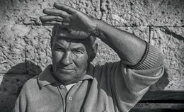 mano sulla fronte 