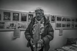 dentro de uma galeria de arte 