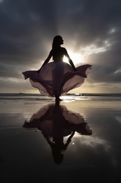 The ballerina and the sea 