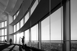 Woman who radiates light 