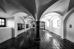 BLACK AND WHITE PALLET 