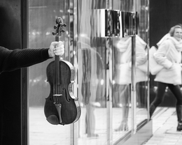 Fiddler on the street 