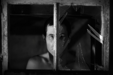 behind the Window ( dietro alla finestra ) 