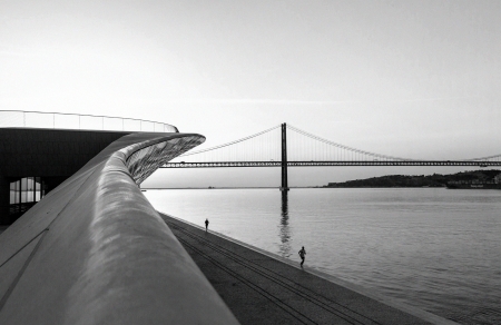 A WINDOW FOR THE TAGUS RIVER 