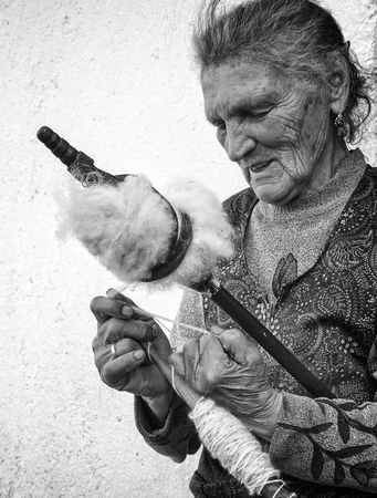 Fiando lã no Barroso 